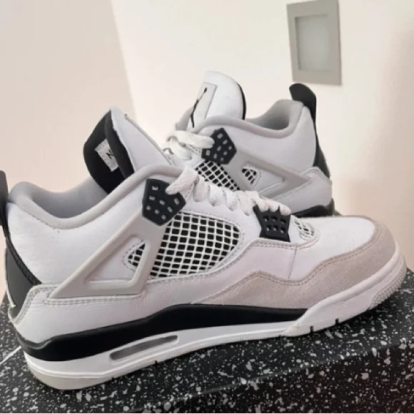 Jordan 4